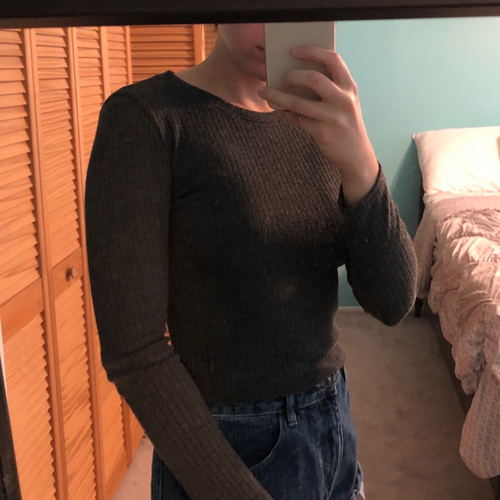 Cropped Grey long sleeve ripped top